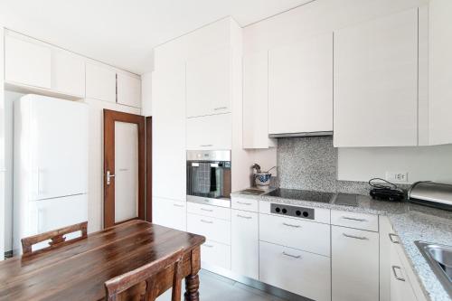 kuhinja, Miravalle Lakeview by Quokka 360 - large windows and magical views in Massagno