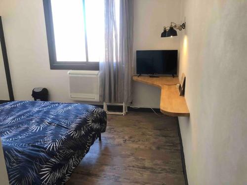 Studio autonome climatisé face à la gare