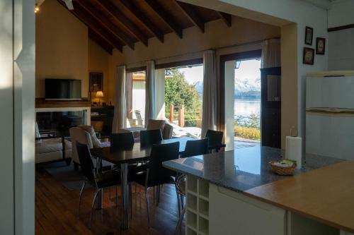 RentUp - Casa con vista panorámica al lago Nahuel Huapi (RentUp - Casa con vista panoramica al lago Nahuel Huapi) in 비야 라 앙고스투라