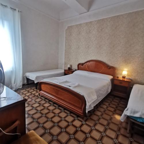 1 king bed, 2 twin beds