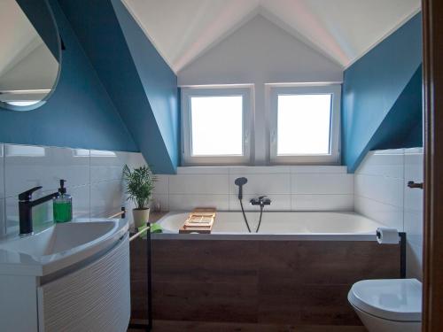 浴室, Holiday house Zarja - with sauna and hot tub in 比澤利斯哥