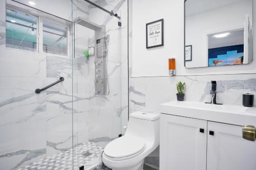 Vacay Spot Happy Escape 15 Min Beach Massage Shower Prime LOC! 6 blocks away from Bars, Nite Clubs, Res, Shops in Miami, USA