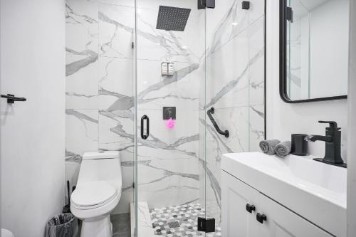 Vacay Spot Happy Escape 15 Min Beach Massage Shower Prime LOC! 6 blocks away from Bars, Nite Clubs, Res, Shops in Miami, USA
