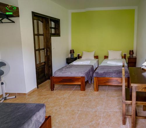 3 twin beds
