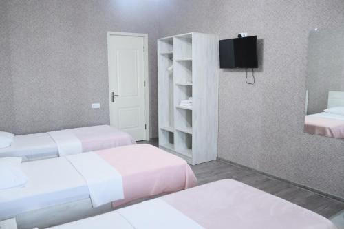 3 twin beds