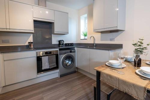 Western House, Sleeps 5, Free parking, Longer stay savings