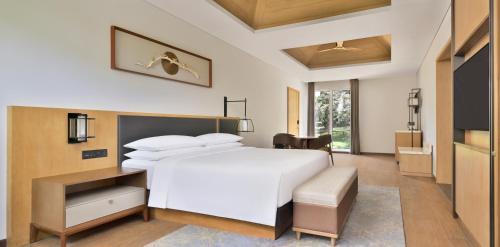 1 king bed, 1 sofa bed