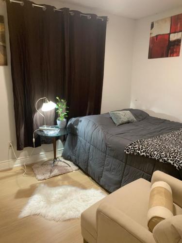 Comfy & Bright Private Room Close to Downtown Toronto, minutes to Seneca College, Fairview Mall & more