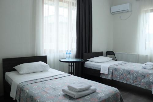 2 twin beds