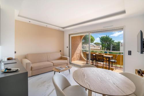 Apartment with Pool View 