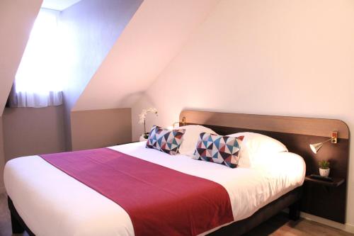 1 queen bed, 1 sofa bed