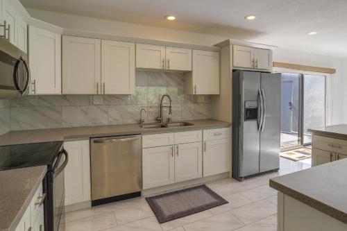 Sunny Palm Springs Townhome with Pool Access! in Palm Springs, USA