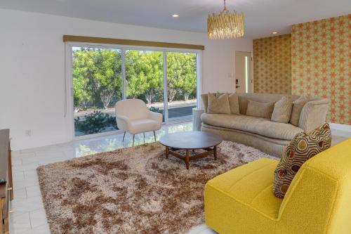 Sunny Palm Springs Townhome with Pool Access! in Palm Springs, USA