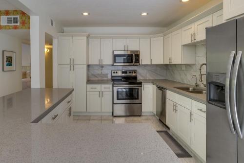 Sunny Palm Springs Townhome with Pool Access! in Palm Springs, USA