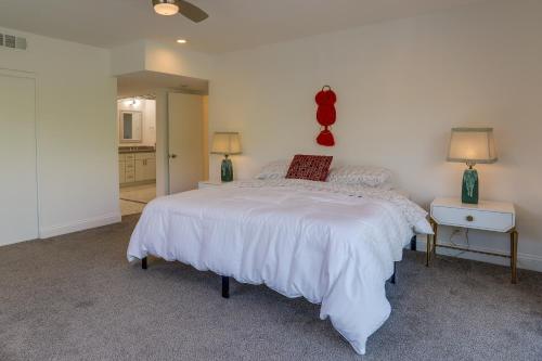 Sunny Palm Springs Townhome with Pool Access! in Palm Springs, USA