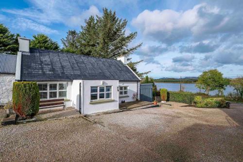 Foto 1: Traditional Cottage with Private Hot Tub in the Heart of Donegal