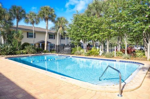 Sunnyside Palms - 2BR, Poolside, 5 min to Beach