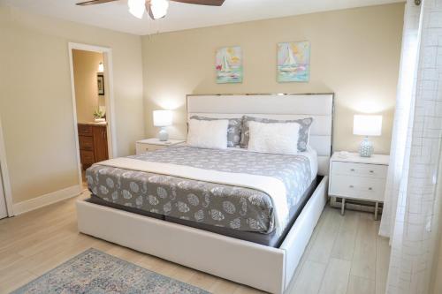 Sunnyside Palms - 2BR, Poolside, 5 min to Beach in Largo, USA