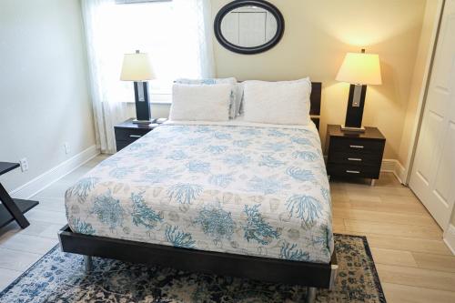 Sunnyside Palms - 2BR, Poolside, 5 min to Beach in Largo, USA