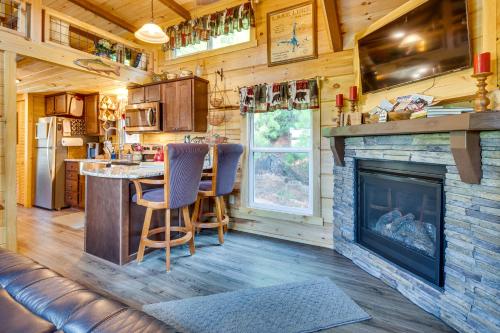 Mill Spring Log Cabin with Decks and Hot Tub! in Mill Spring, USA