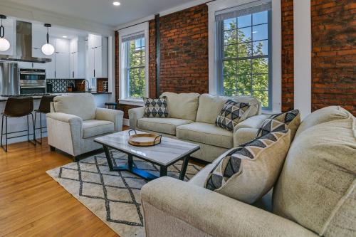 Contemporary Cohoes Retreat with Electric Fireplace! in Cohoes, USA