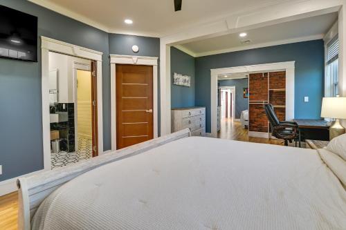 Contemporary Cohoes Retreat with Electric Fireplace! in โคโฮส์(นิวยอร์ก)