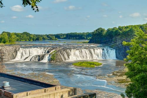 Contemporary Cohoes Retreat with Electric Fireplace! in โคโฮส์(นิวยอร์ก)