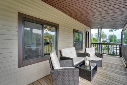 Second-Floor Harveys Lake Apartment with Deck!