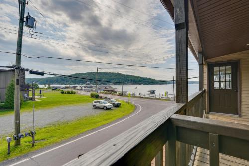 Second-Floor Harveys Lake Apartment with Deck!