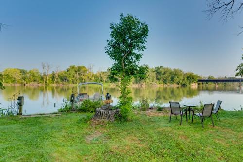 Jefferson Riverfront Retreat with Patio and Fire Pit!