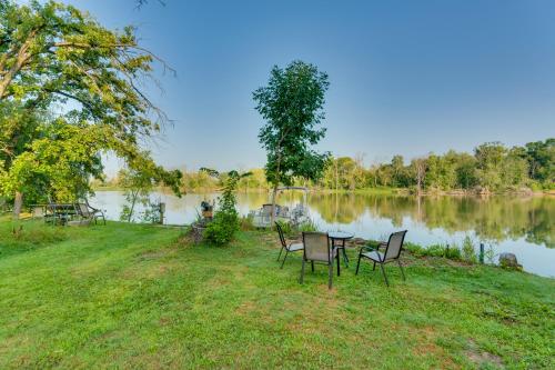 Jefferson Riverfront Retreat with Patio and Fire Pit!