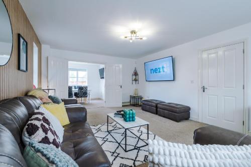 5 Bedroom! 2.5 Bathroom ! Contractors and Groups ! Free Parking! Large Driveway! NEW BUILD HOUSE! in Oldbury