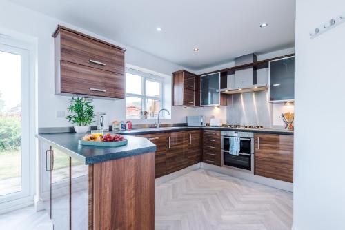 5 Bedroom! 2.5 Bathroom ! Contractors and Groups ! Free Parking! Large Driveway! NEW BUILD HOUSE! in Oldbury