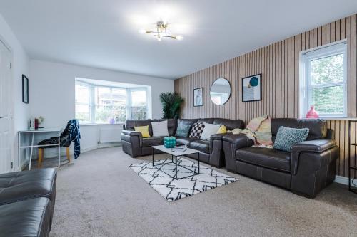 5 Bedroom! 2.5 Bathroom ! Contractors and Groups ! Free Parking! Large Driveway! NEW BUILD HOUSE! in Oldbury