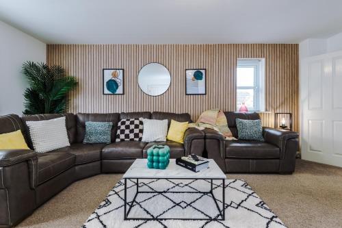 5 Bedroom! 2.5 Bathroom ! Contractors and Groups ! Free Parking! Large Driveway! NEW BUILD HOUSE! in Oldbury