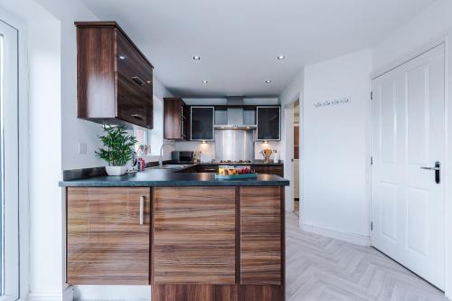 5 Bedroom! 2.5 Bathroom ! Contractors and Groups ! Free Parking! Large Driveway! NEW BUILD HOUSE! in Oldbury