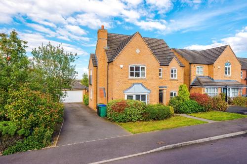 5 Bedroom! 2.5 Bathroom ! Contractors and Groups ! Free Parking! Large Driveway! NEW BUILD HOUSE! - Oldbury