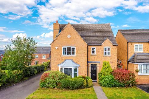 5 Bedroom! 2.5 Bathroom ! Contractors and Groups ! Free Parking! Large Driveway! NEW BUILD HOUSE! in Oldbury