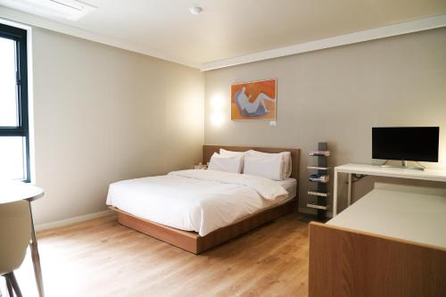 Deluxe Double Room with Speaker & Book