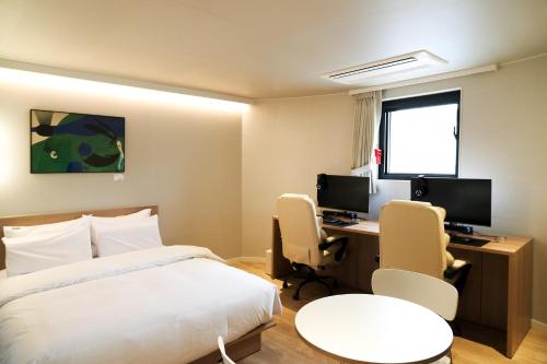 Deluxe Double Room with 2 Computers