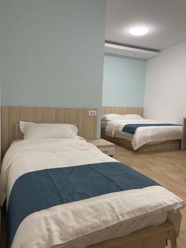 2 queen beds, 1 twin bed
