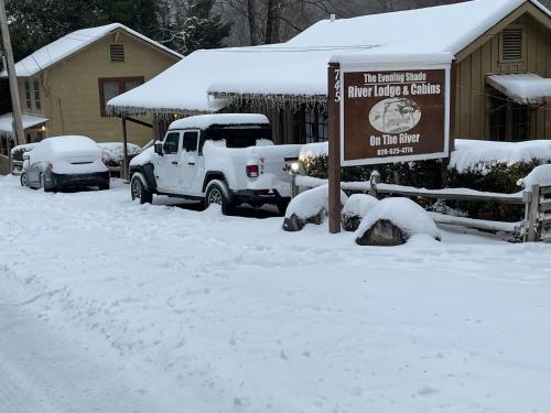 The Evening Shade River Lodge and Cabins