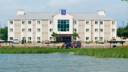 Motel 6-Eagle Pass, TX - Lakeside