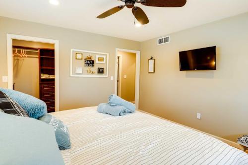 Epic Family Getaway with Game Room and Fire Pit! - image 7