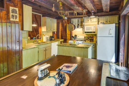 Family-Friendly DuBois Cabin with Community Pool!