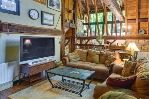 Family-Friendly DuBois Cabin with Community Pool!