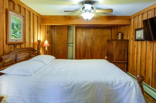 Family-Friendly DuBois Cabin with Community Pool!