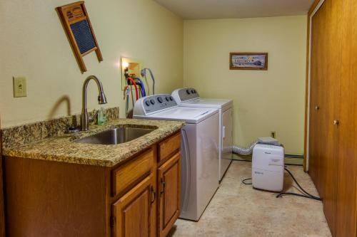 Family-Friendly DuBois Cabin with Community Pool!