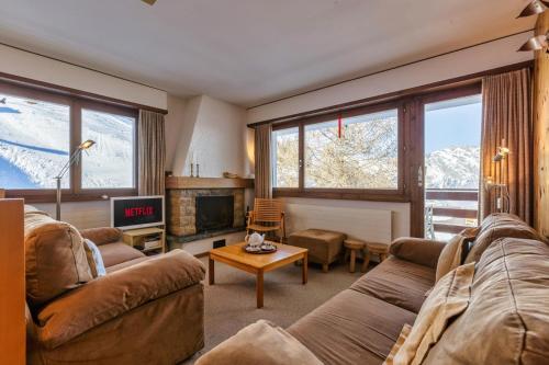  MP24 Ski in, out apartment on slopes with indoor private parking space, Pension in La Tzoumaz