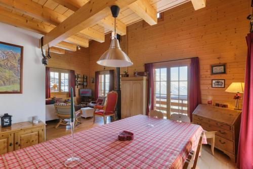 Montebello Cozy, classic Swiss chalet with stunning views